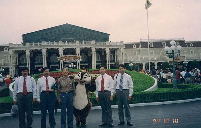 1994年鐘祥縣葛粉貿(mào)易考察團(tuán)赴日本考察葛粉生產(chǎn)并參觀東京迪斯尼樂園