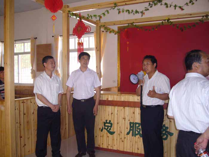 2009年5月20日紅安縣黨政代表團(tuán)在市委副書記陳秀生陪同下視察本公司