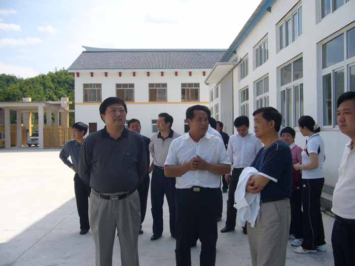 2009年5月23日省委副書記黃遠志在荊門市委書記傅德輝和鐘祥市委書記田文彪的陪同下視察本公司